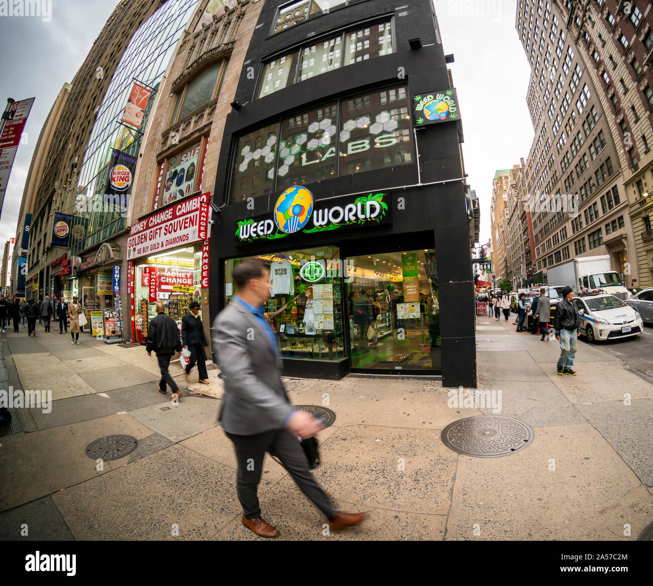 L'ouverture récente de la Weed World brique et de mortier de magasin, la vente de produits contenant le cannabidiol (CBD), dans le quartier de Garment à New York le jeudi 17 octobre, 2019. Connus pour leurs véhicules sur le thème omniprésent de la marijuana la société a ouvert un magasin. CBD est la composante non psychoactif de la marijuana par opposition à tétrahydrocannabinol (THC), qui est la chose qui vous obtient de haut, pour ne pas mentionner être illégal en ce moment. (© Richard B. Levine) Banque D'Images