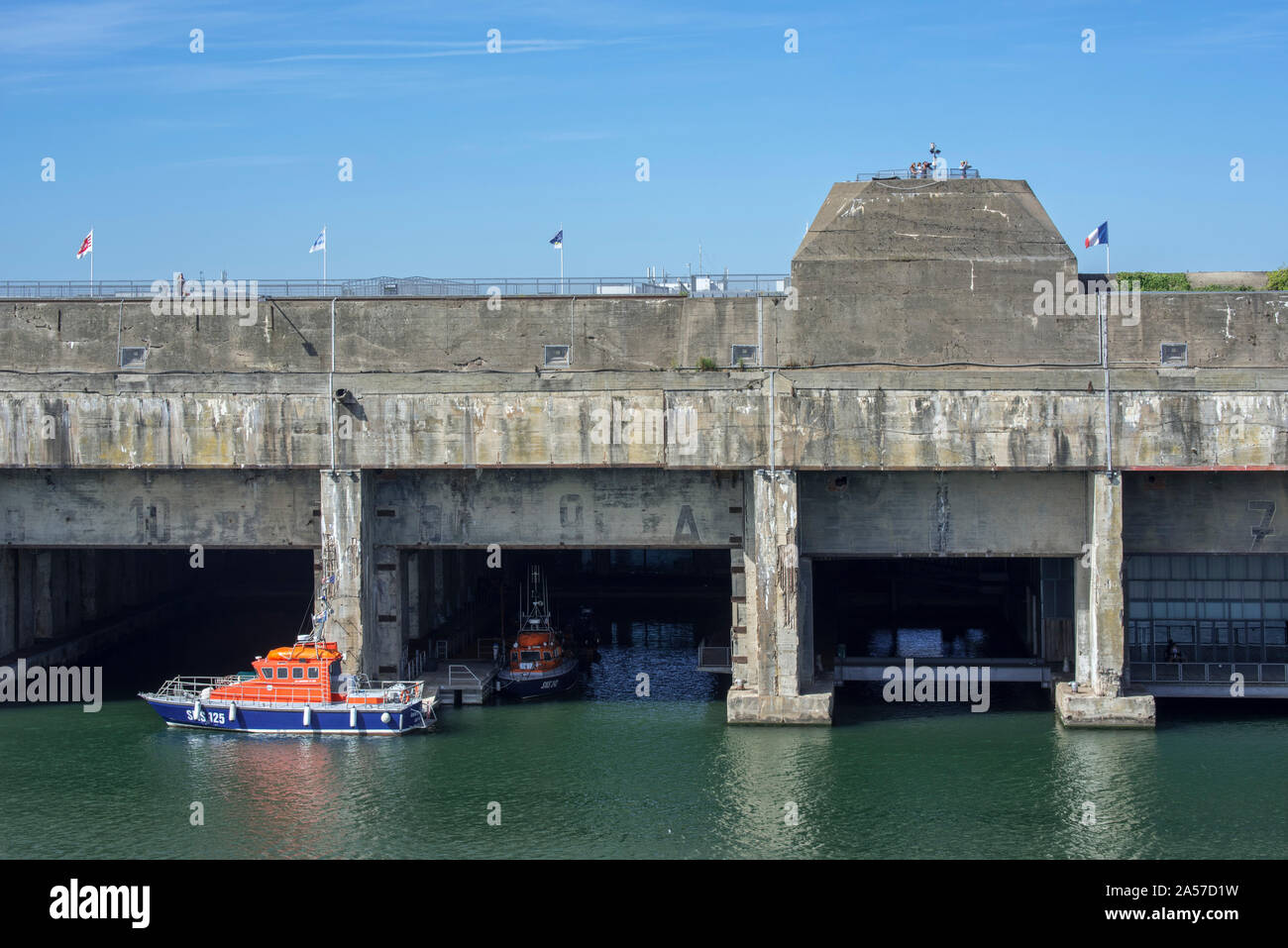 La garde côtière SNSM bateaux à la Kriegsmarine WW2 allemand base sous-marine dans le port de Saint-Nazaire, Loire-Atlantique, France Banque D'Images