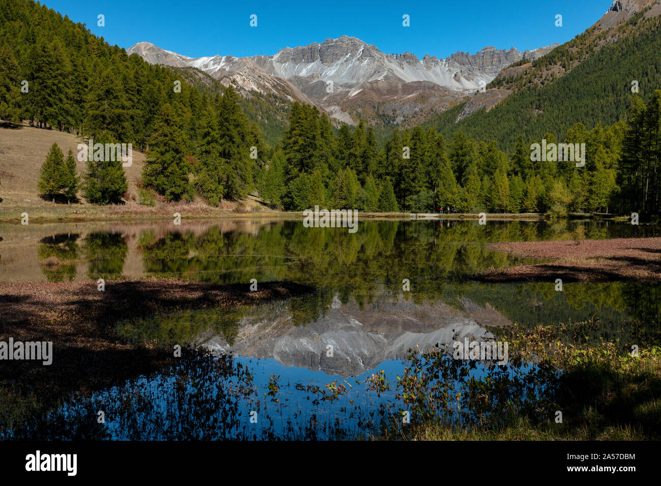 Lac de roue, Queyras. Hautes-Alpes. La France. Sur la photo à l'automne. Réflexion sur les montagnes. Banque D'Images