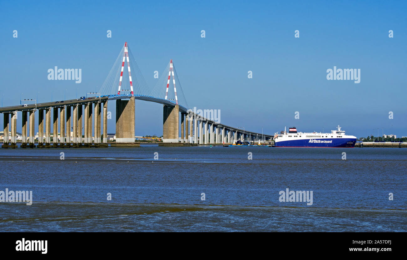 Du traversier roulier à Ville de Hambourg, louée à Airbus, et le Pont de Saint-Nazaire, pont enjambant le fleuve Loire, Loire-Atlantique, France Banque D'Images