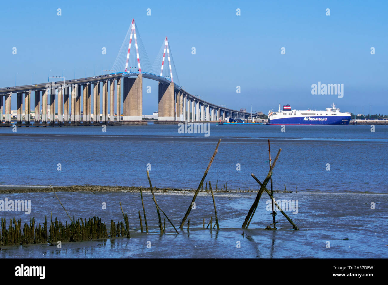 Du traversier roulier à Ville de Hambourg, louée à Airbus, et le Pont de Saint-Nazaire, pont enjambant le fleuve Loire, Loire-Atlantique, France Banque D'Images