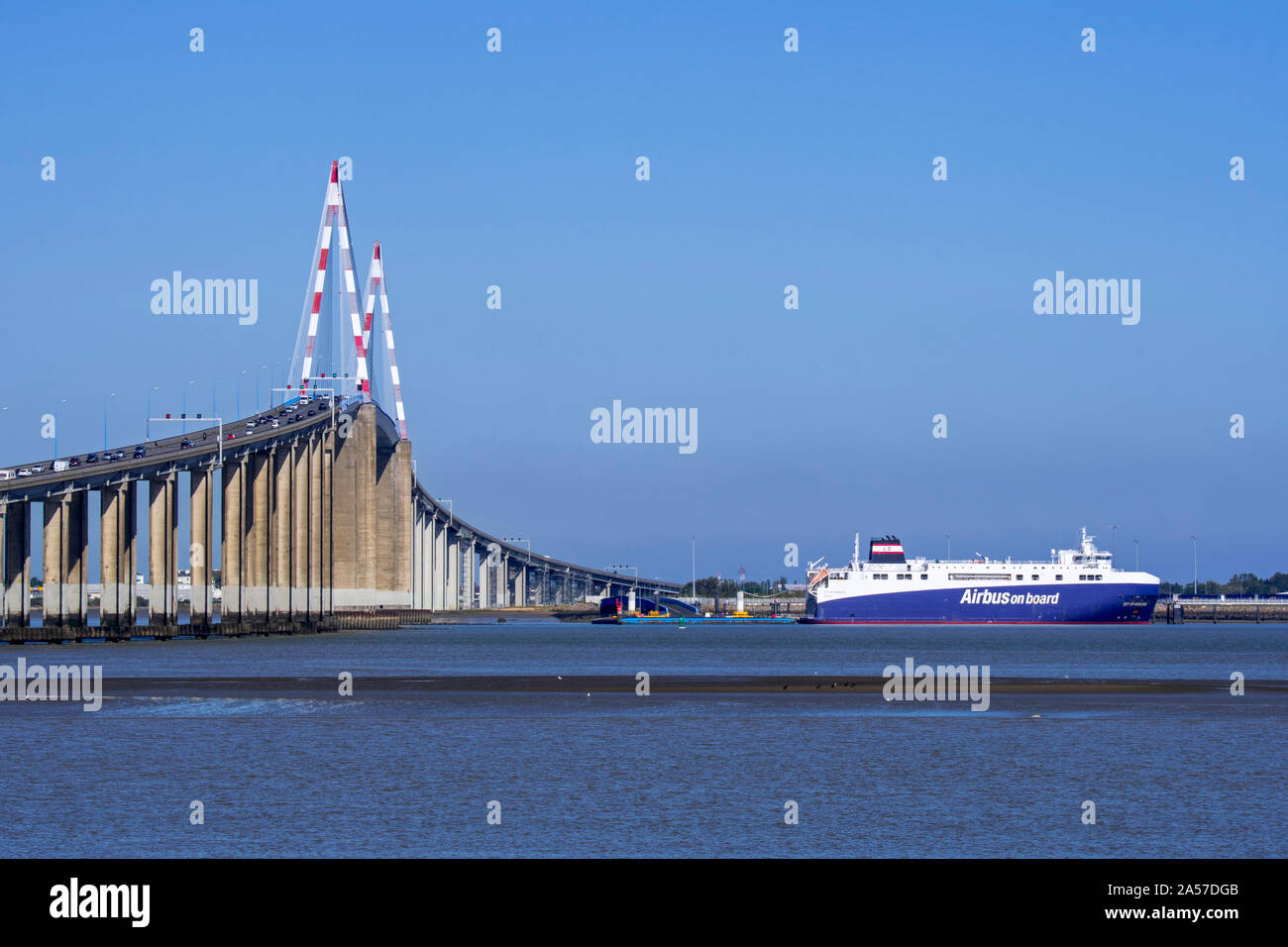 Du traversier roulier à Ville de Hambourg, louée à Airbus, et le Pont de Saint-Nazaire, pont enjambant le fleuve Loire, Loire-Atlantique, France Banque D'Images
