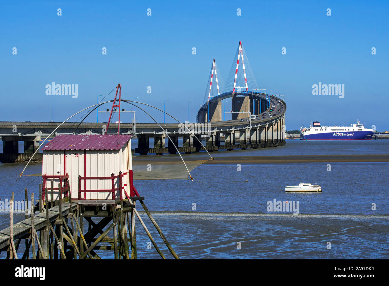 Et le carrelet St-Nazaire Pont / le pont de Saint-Nazaire, pont enjambant le fleuve Loire, Loire-Atlantique, France Banque D'Images