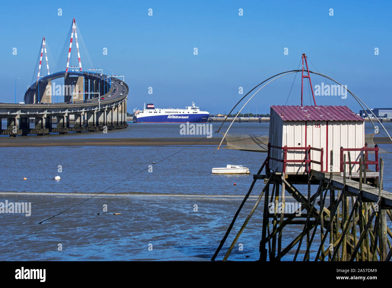 Et le carrelet St-Nazaire Pont / le pont de Saint-Nazaire, pont enjambant le fleuve Loire, Loire-Atlantique, France Banque D'Images
