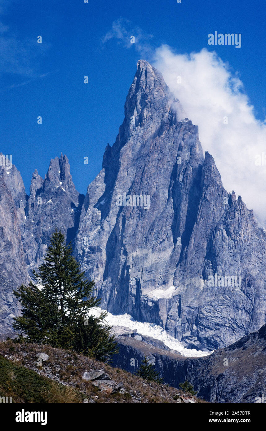 La formidable flèche de l'Aiguille Noire de Peuterey dans les Alpes italiennes Banque D'Images