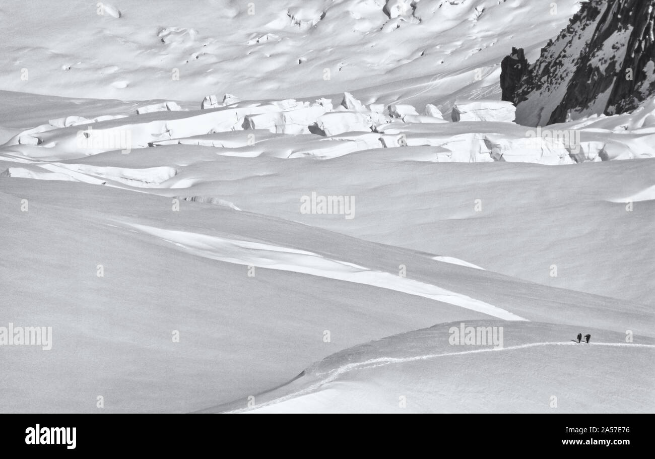 Les figures de grimpeurs parmi la haute neige dans les Alpes Françaises Banque D'Images