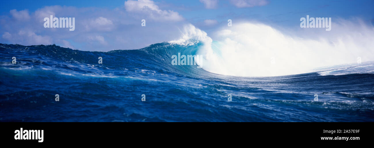 Les vagues dans la mer, Tahiti, Polynésie Française Banque D'Images