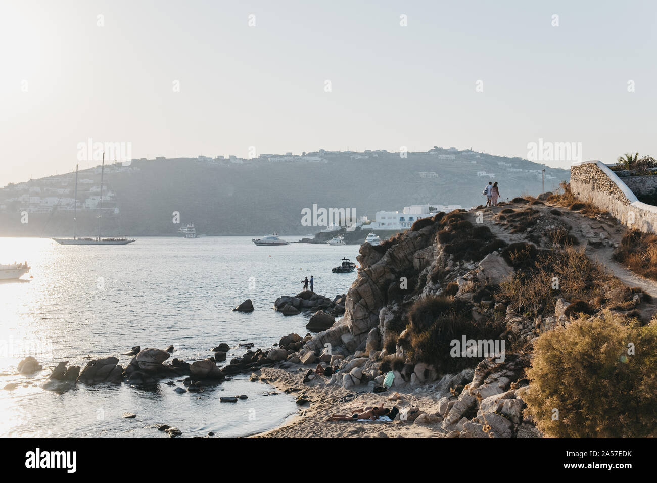 Mykonos, Grèce - 19 septembre 2019 : Les gens qui marchent sur le chemin de la colline entre caché et Platis Yialos plages de Mykonos, un voyage populaire d Banque D'Images