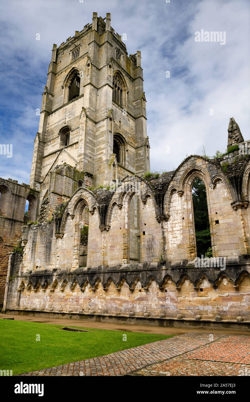 L'abbaye de Fountains couvent cistercien, clocher de l'église et de l'intérieur nord Yorkshire Angleterre ruines chorale Banque D'Images