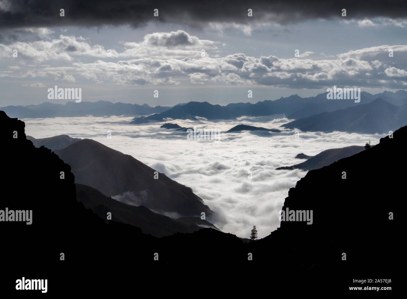 Un nuage à l'inversion de la Colle Fauniera en Piémont, Italie au cours de l'automne. Banque D'Images