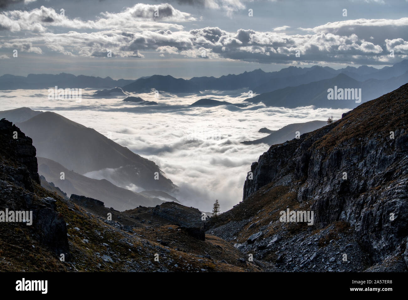 Un nuage à l'inversion de la Colle Fauniera en Piémont, Italie au cours de l'automne. Banque D'Images