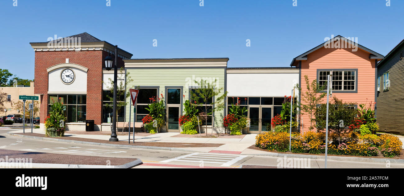 Les plantes à l'avant d'un bâtiment vide, les devantures, Main Street, rue Buffalo, Hambourg, Erie County, New York State, USA Banque D'Images