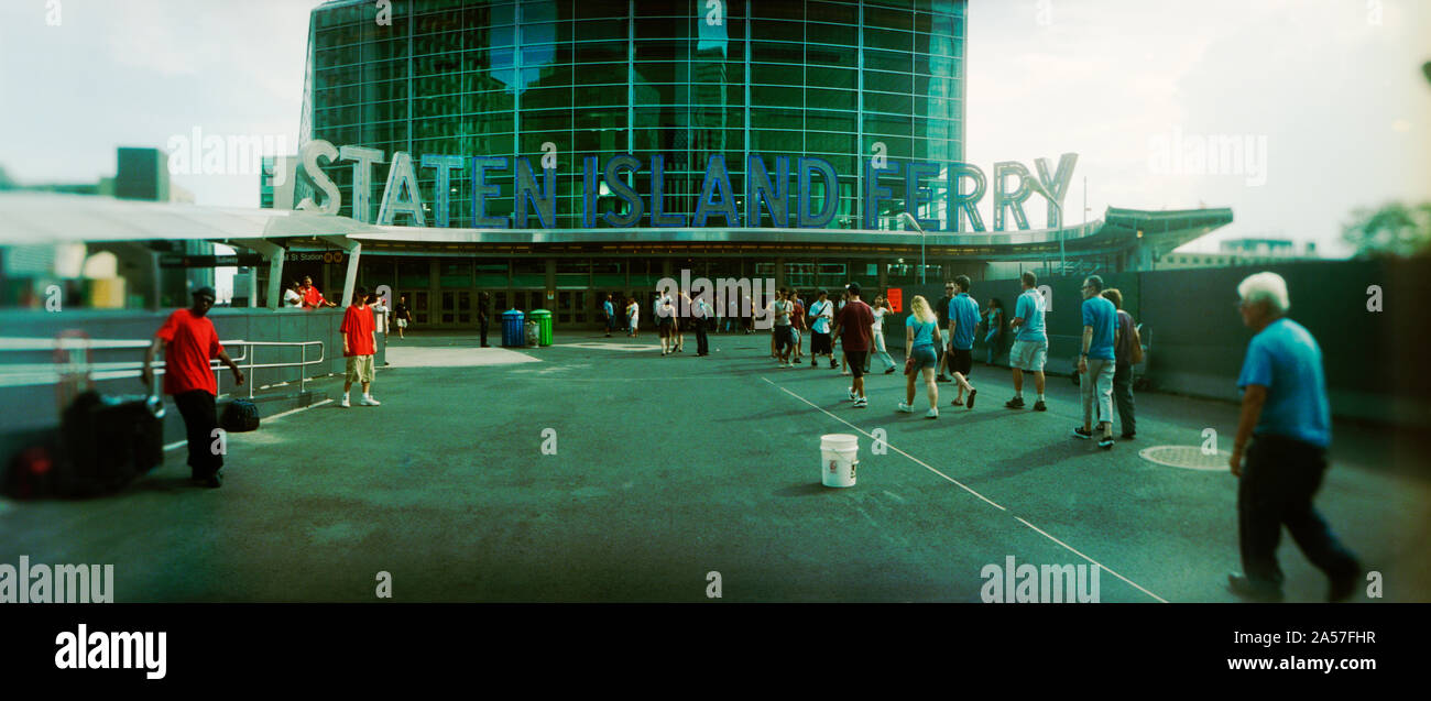 Les navetteurs en face d'un terminal de ferries, ferry pour Staten Island, New York City, New York State, USA Banque D'Images