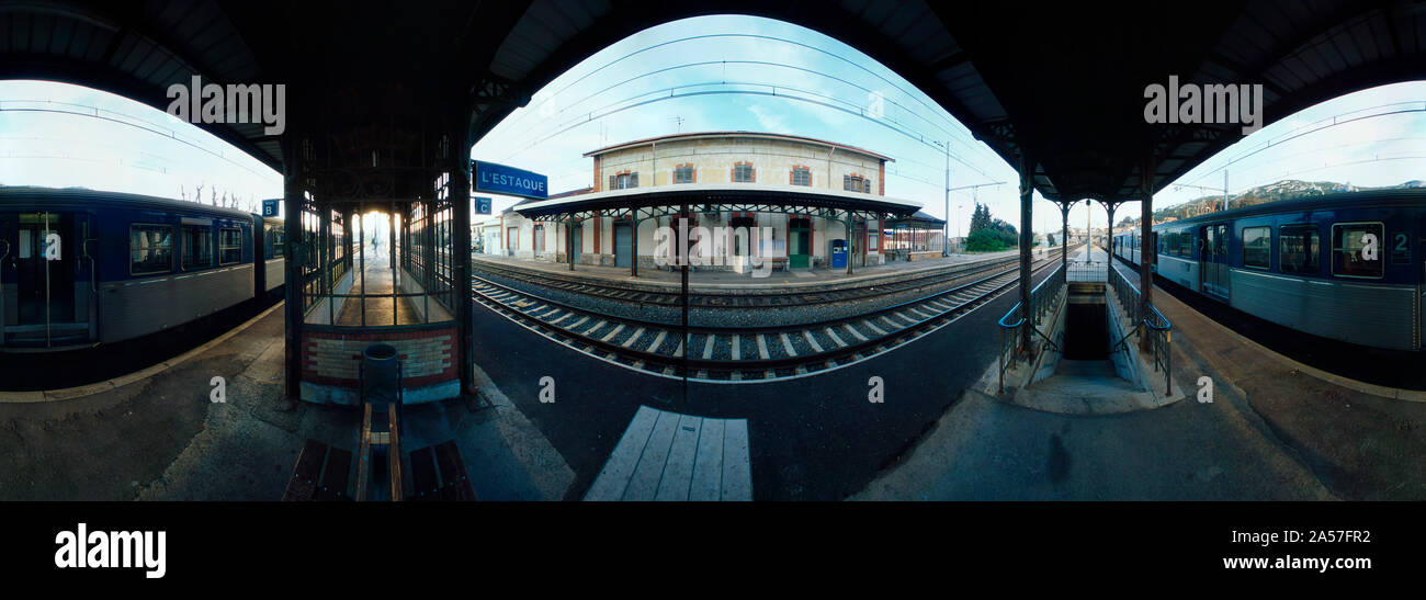 360 degrés sur une station de chemin de fer, l'Estaque, Bouches-du-Rhône, France Banque D'Images