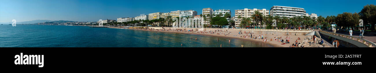 Les touristes sur une plage, La Croisette, Cannes, Côte d'Azur, Alpes-Maritimes, Provence-Alpes-Côte d'Azur, France Banque D'Images