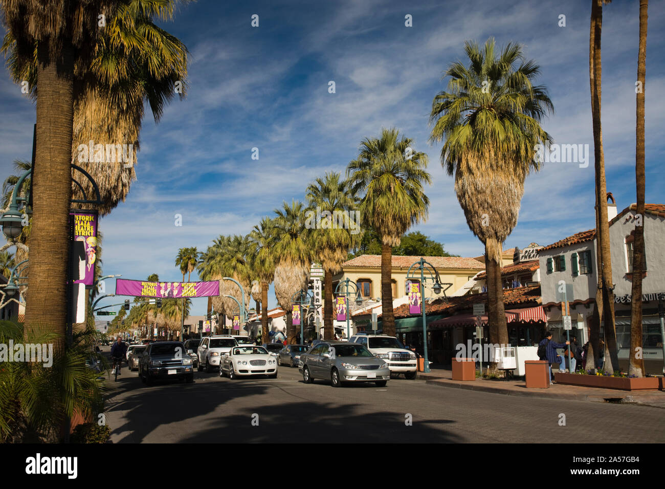 La circulation sur route avec des palmiers au bord de la route du Sud, Palm Canyon Drive, Palm Springs, dans le Comté de Riverside, Californie, USA Banque D'Images