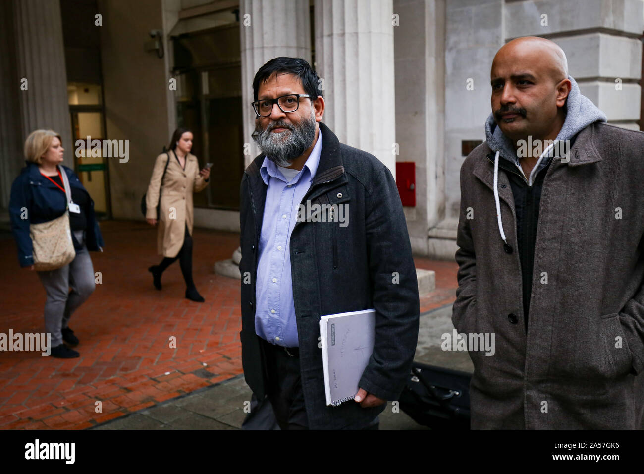 Membre du groupe de protestation Amir Ahmed quitter Birmingham Centre de la Justice Civile après qu'un juge a réservé sa décision sur une demande de conserver une zone d'exclusion autour de protestation Bimringham Anderton's Park l'école primaire. Banque D'Images