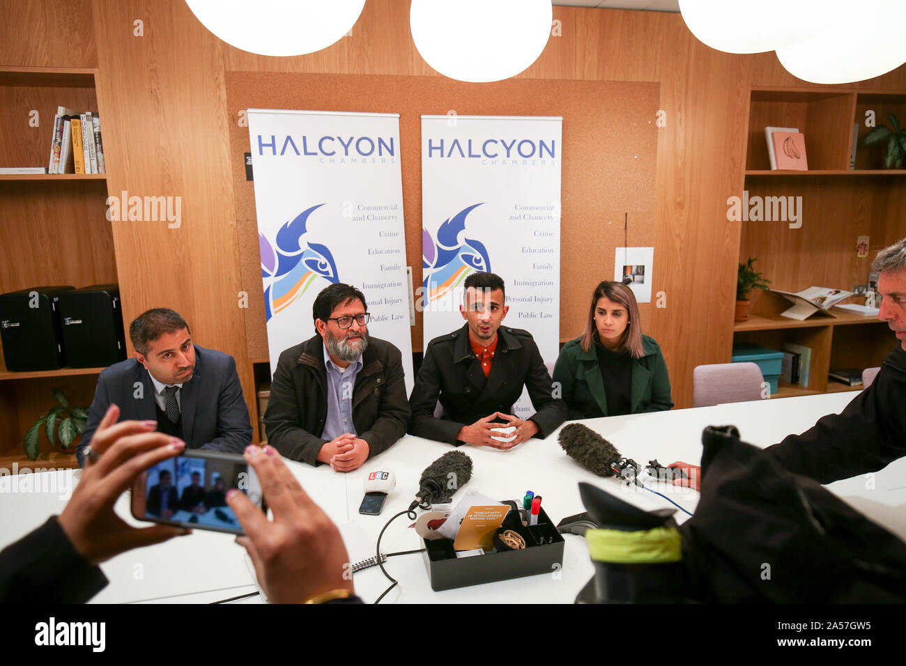 Les membres du groupe de protestation Shakeel Afsar (deuxième à droite) aux côtés d'Amir Ahmed (2ème à gauche) et Rosina Afsar (à droite) lors d'une conférence de presse dans le centre de Birmingham après qu'un juge a réservé sa décision sur une demande de conserver une zone d'exclusion autour de protestation Bimringham Anderton's Park l'école primaire. Banque D'Images