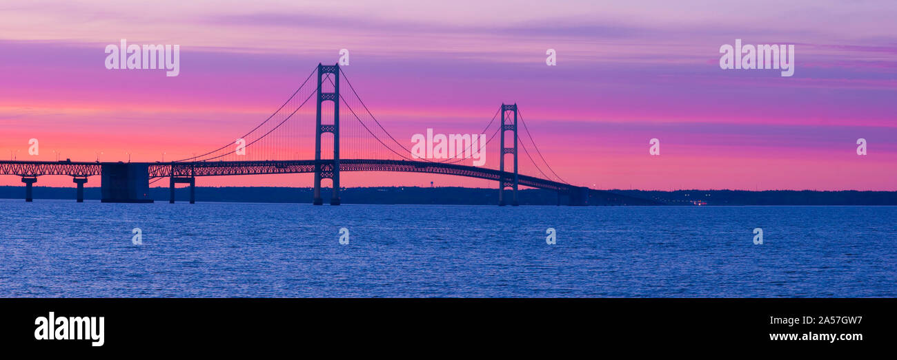 Silhouette d'un pont suspendu au coucher du soleil, Pont Mackinac, Michigan, USA Banque D'Images