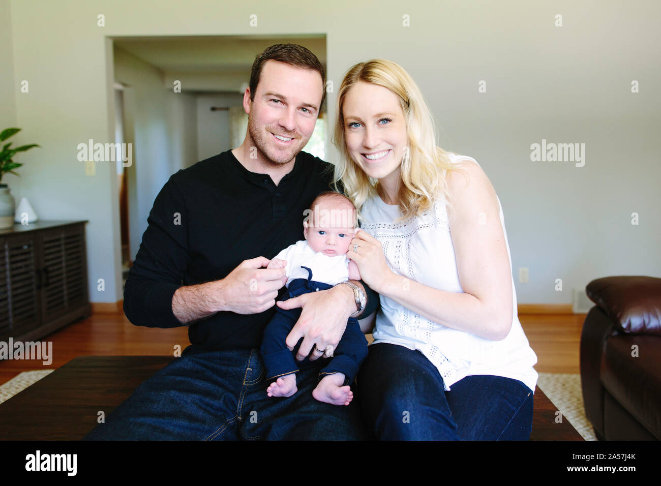 Portrait de famille de première fois, les parents et leur fils nouveau-né à la maison Banque D'Images