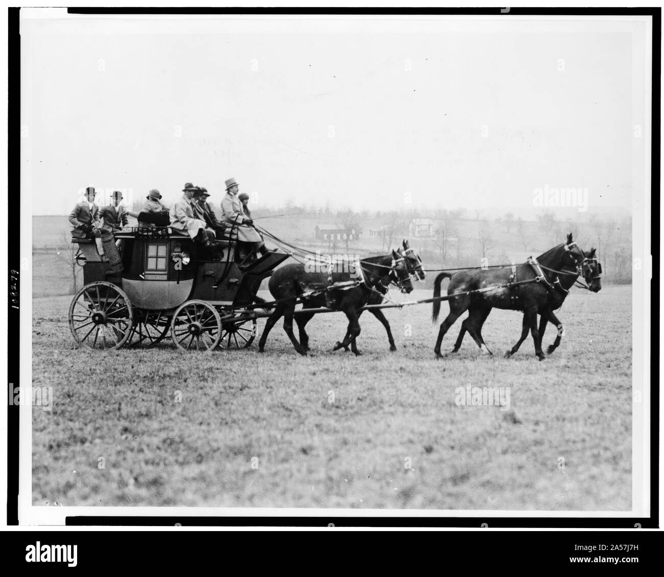 W.P. Hulbert de Middleburg arrivant avec ses invités pour l'assemblée annuelle de la course de cross-country Middleburg Hunt Cup. La 6e course annuelle tenue à Charlottesville, en Virginie. Banque D'Images