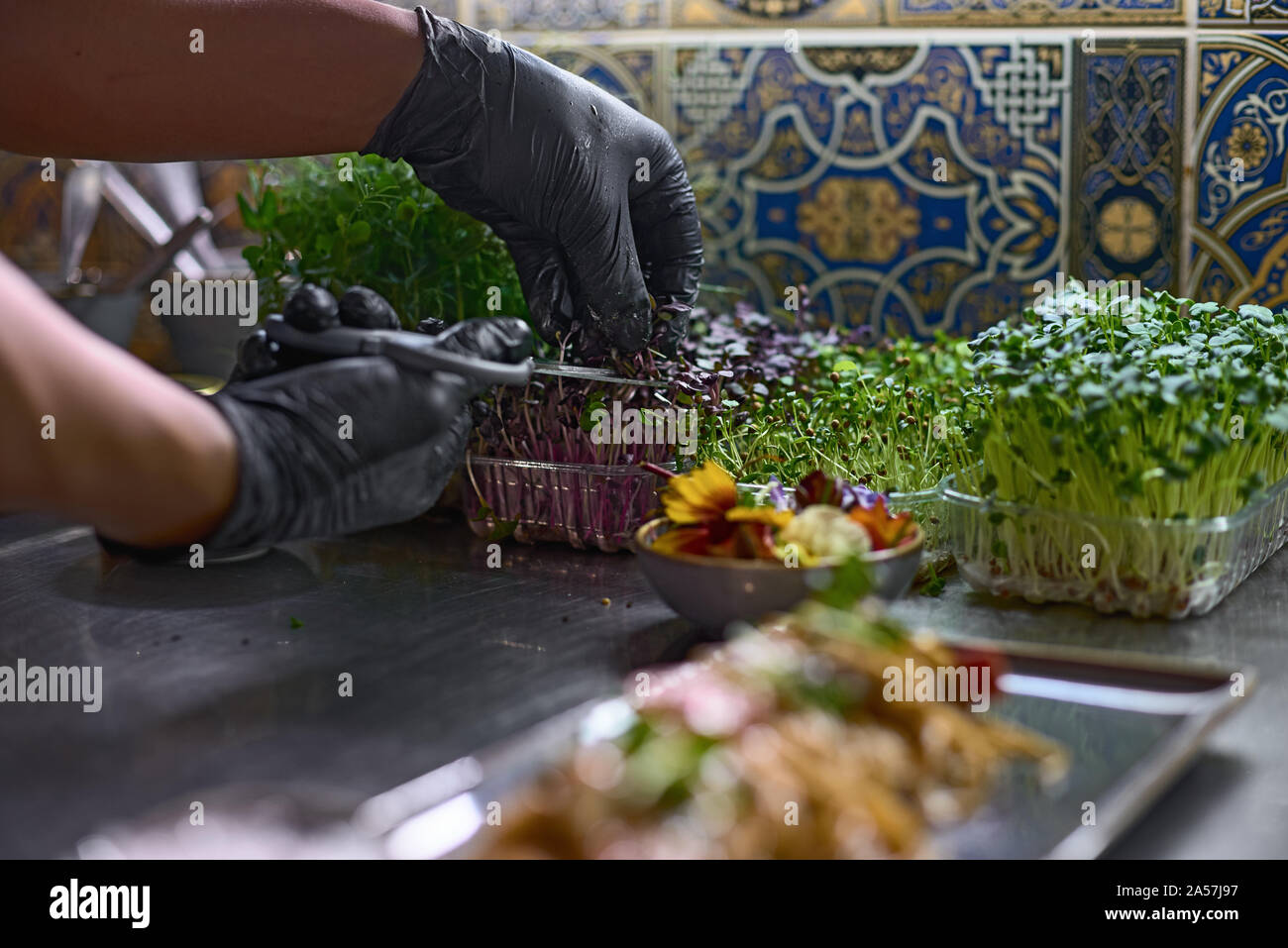 Concept alimentaire. Réductions Chef vert frais pour la vaisselle dans un restaurant. Le procédé de fabrication de pâtes aux fruits de mer. Banque D'Images