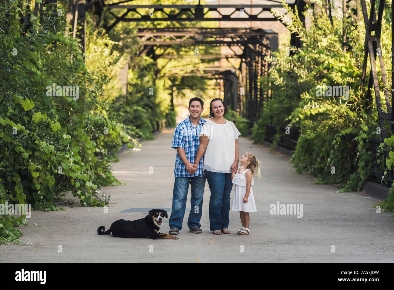 Famille heureuse avec jeune fille et un chien de la famille sur Steele Canyon Bridge Banque D'Images