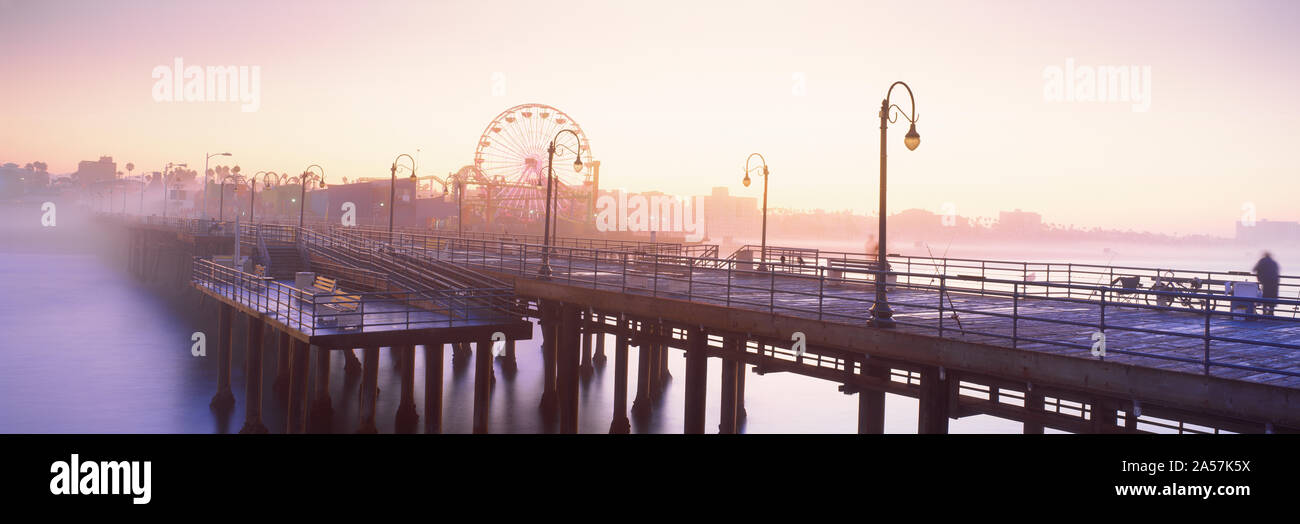 Pier avec grande roue à l'arrière-plan, la jetée de Santa Monica, Santa Monica, Los Angeles County, Californie, USA Banque D'Images