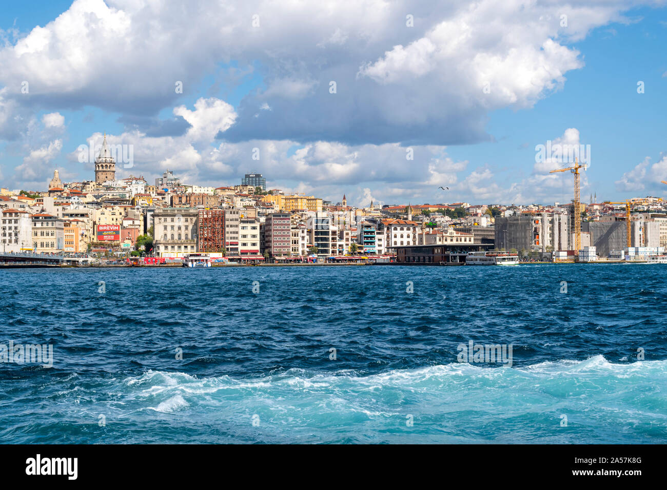 Vue de l'ancienne tour de Galata, le pont de Galata, le Bosphore le fleuve et les toits d'Istanbul, Turquie à la Corne d'or. Banque D'Images