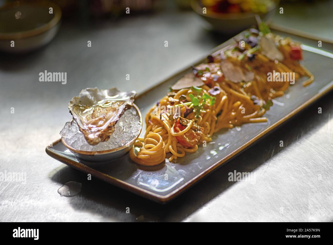 Concept alimentaire. Spaghetti de fruits de mer sur la table de cuisine dans un restaurant. Le processus de cuisson de spaghettis aux fruits de mer. Banque D'Images