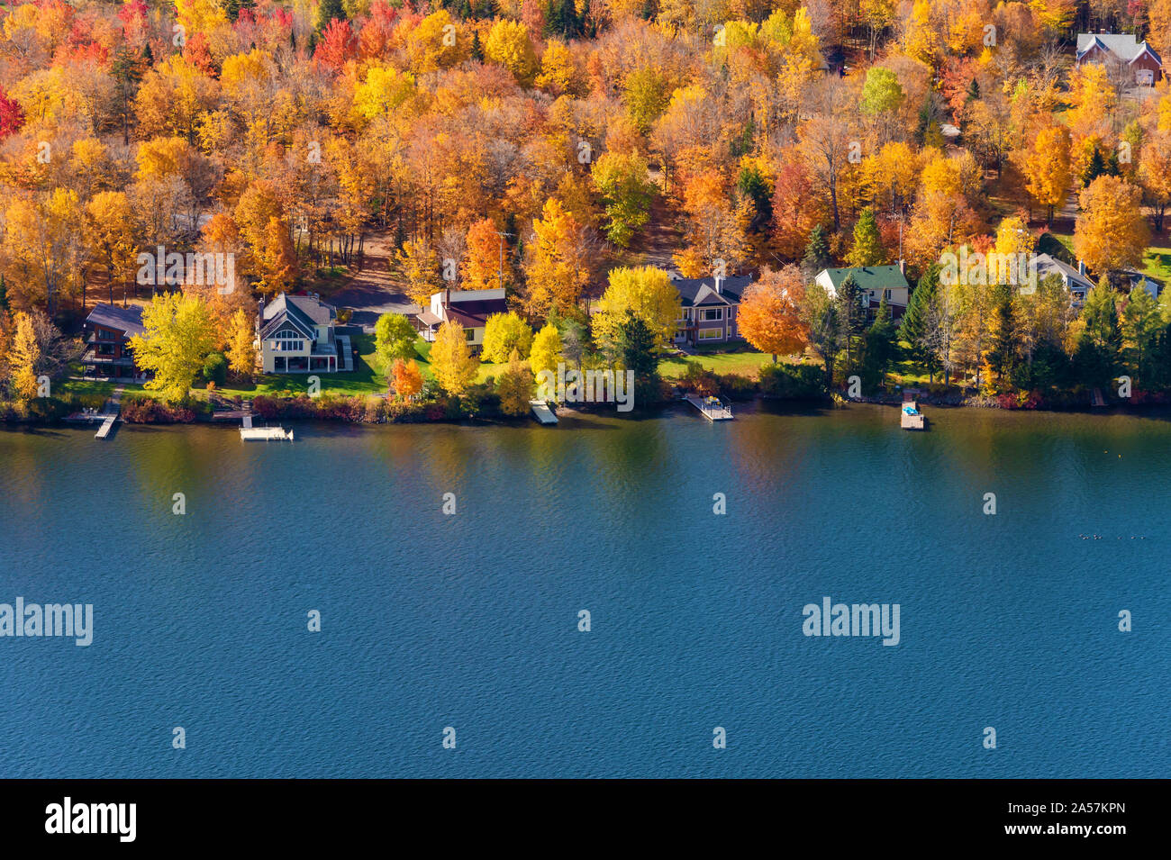 Coaticook Ca 13 Octobre 19 Vue Sur Lac Lyster A Partir Du Sommet Du Mont Pinacle A L Automne Photo Stock Alamy