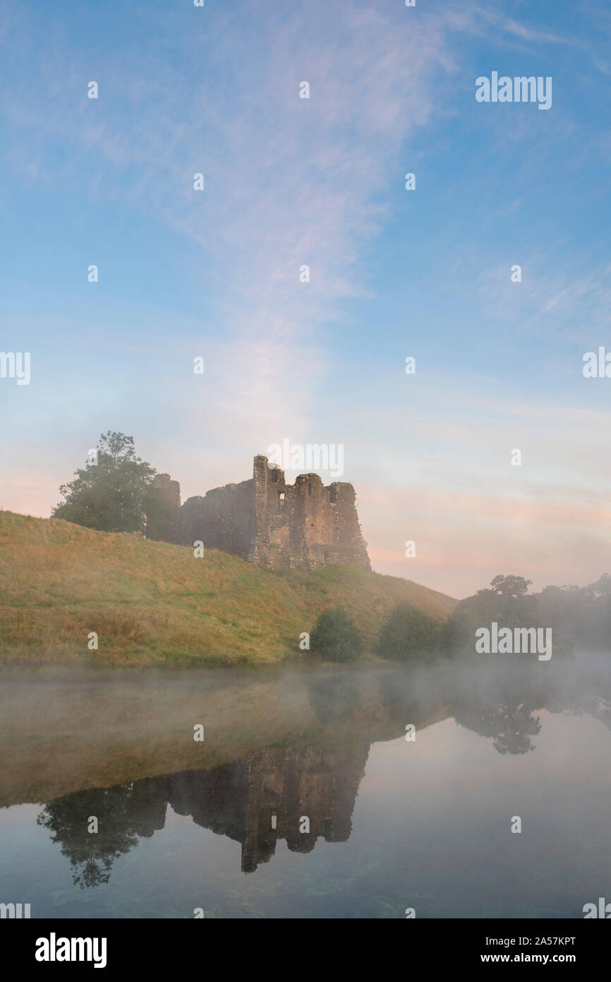 Morton et Château de loch au lever du soleil dans les collines au-dessus de Nithsdale, dans la région de Dumfries et Galloway, Scottish Borders, Scotland Banque D'Images