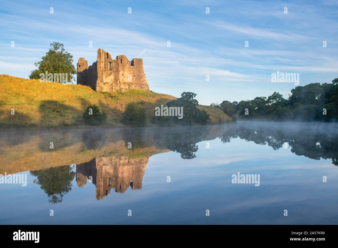 Morton et Château de loch au lever du soleil dans les collines au-dessus de Nithsdale, dans la région de Dumfries et Galloway, Scottish Borders, Scotland Banque D'Images