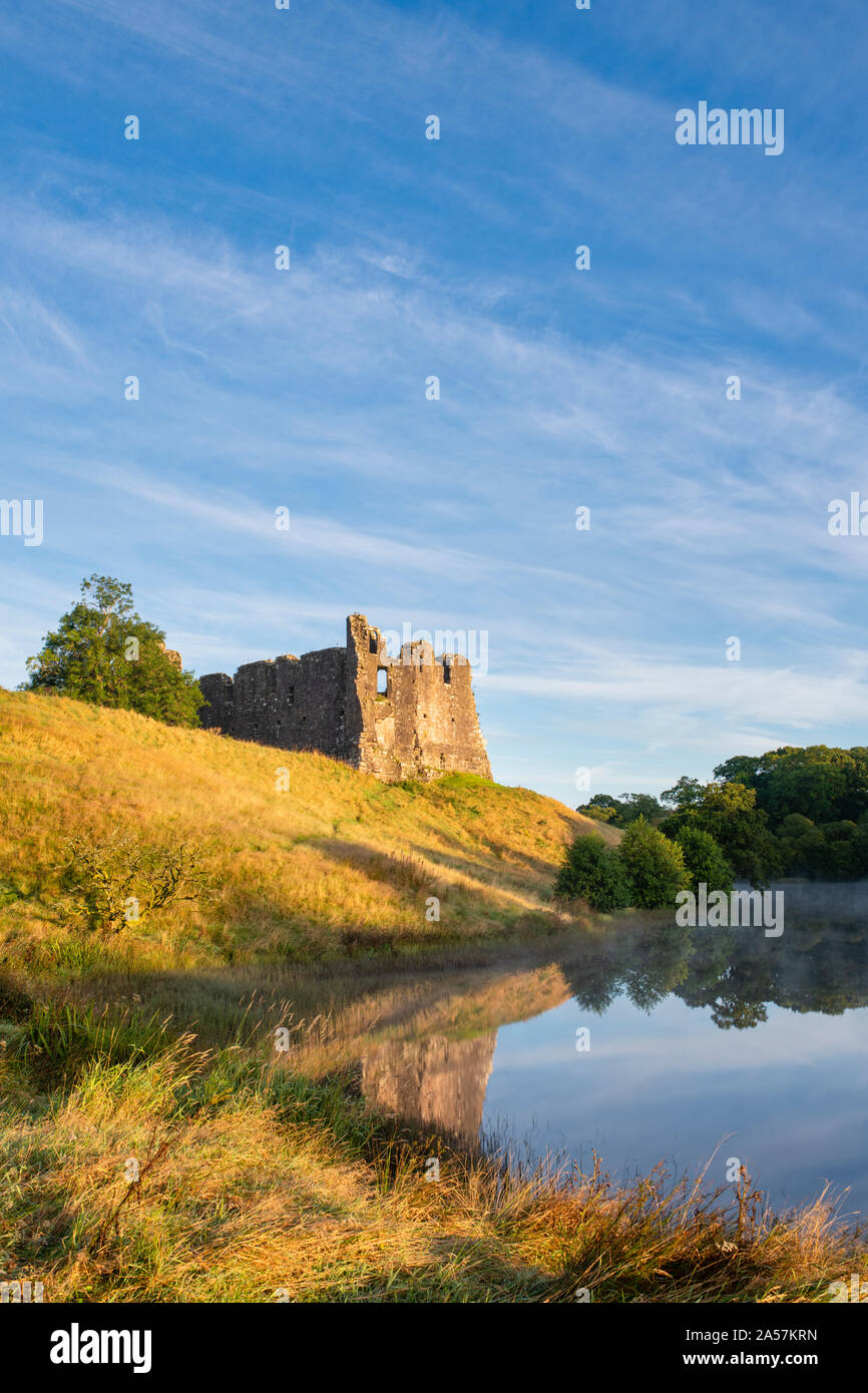 Morton et Château de loch au lever du soleil dans les collines au-dessus de Nithsdale, dans la région de Dumfries et Galloway, Scottish Borders, Scotland Banque D'Images