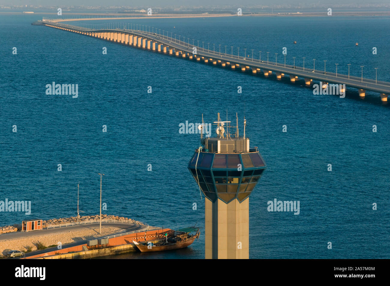Tour d'observation et de Causeway dans la mer, le Roi Fahd Causeway, Bahreïn Banque D'Images