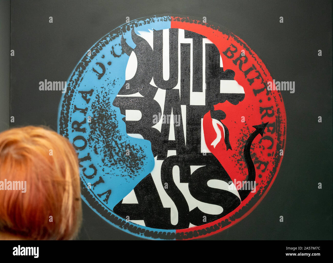 Brentwood Essex, UK. 18 Oct, 2019. Exposition d'oeuvres d'art à la galerie Penny Black, Brentwood Essex par quartier accent britannique qui sont Sharon Gale et Jason Gale, un duo d'artistes s'intéressent à l'argot et lettrage vernaculaire duo sont devenus connus pour leur n° pennydrops, pré-peinte à la virgule sous parfois laissés sur les rues Crédit : Ian Davidson/Alamy Live News Banque D'Images