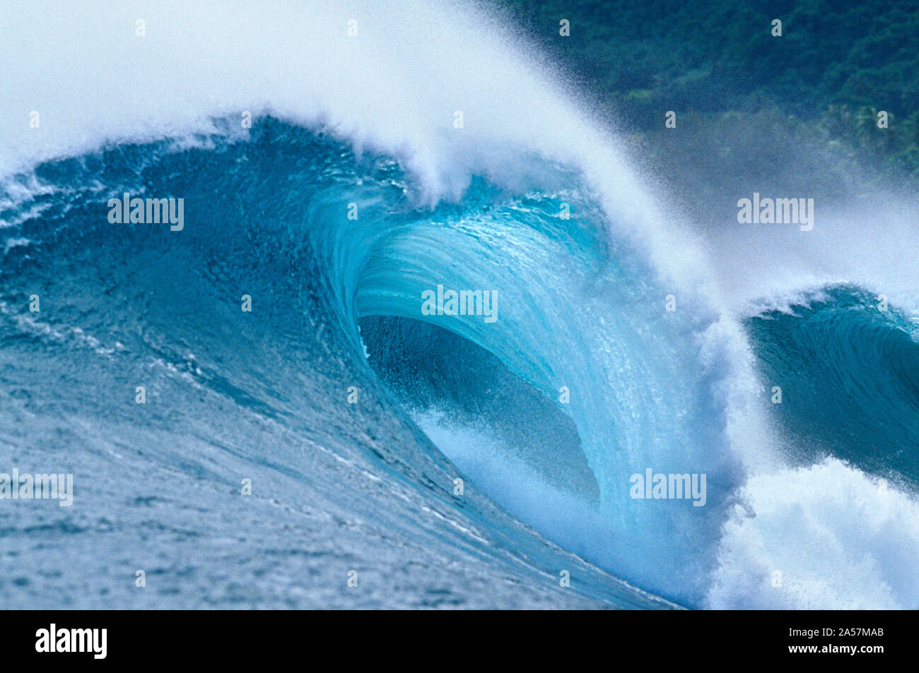 Éclaboussures des vagues dans la mer Banque D'Images