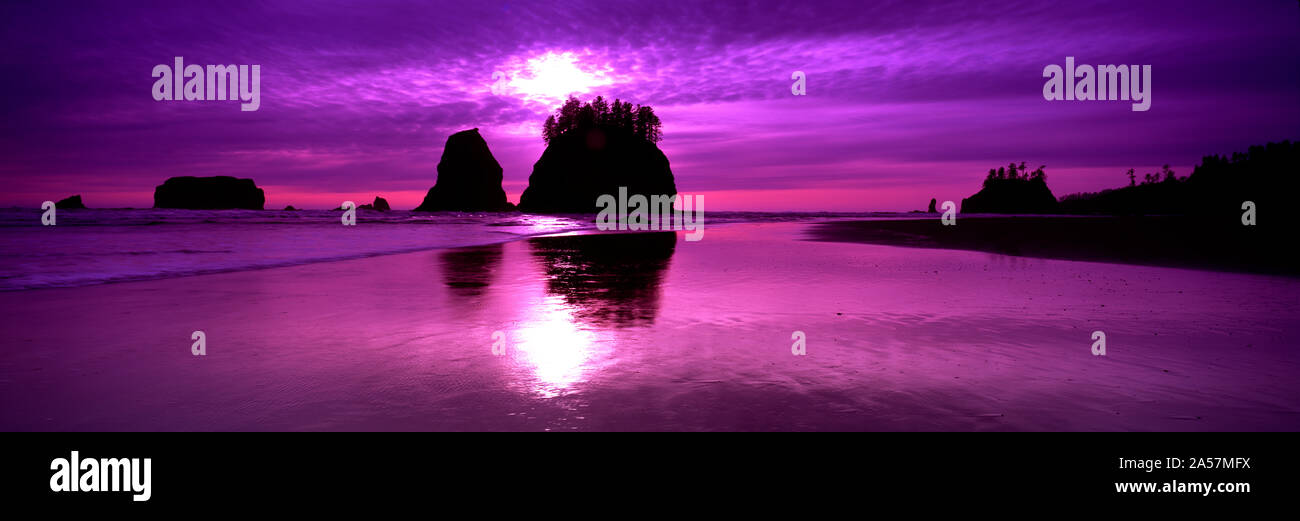 Silhouette de piles de la mer au coucher du soleil, deuxième plage, Olympic National Park, Washington State, USA Banque D'Images