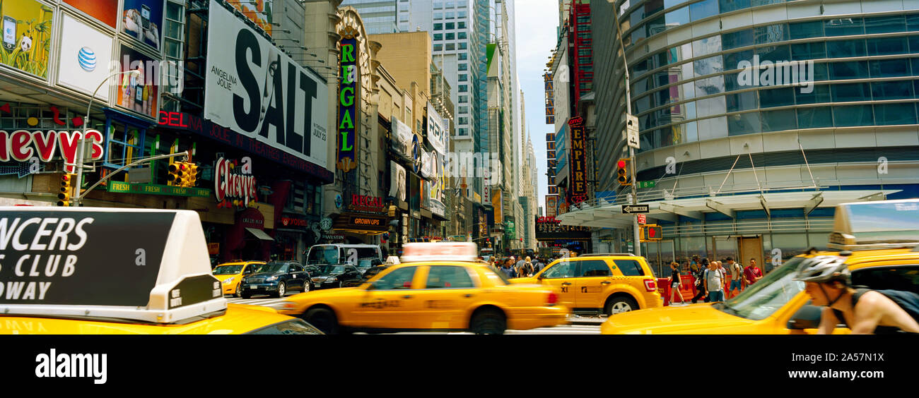 La circulation dans une ville, la 42e Rue, 8e Avenue, Times Square, Manhattan, New York City, New York State, USA Banque D'Images