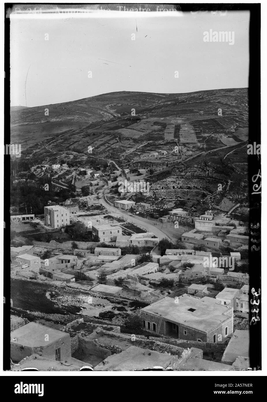 Wadi Sha'ib Es-Salt, Amman, Amman, etc. à partir de la colline de l'acropole. Théâtre romain et montrant l'hôtel Philadelphia Banque D'Images