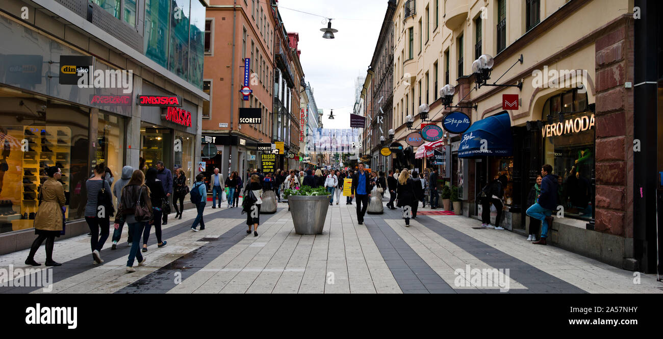 Les gens sur une rue, Drottninggatan, Stockholm, Suède Banque D'Images