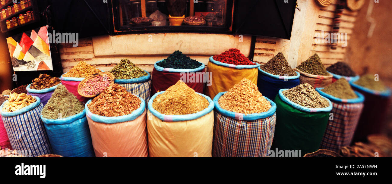 Marché aux épices à l'intérieur de la medina de Marrakech, Maroc Banque D'Images