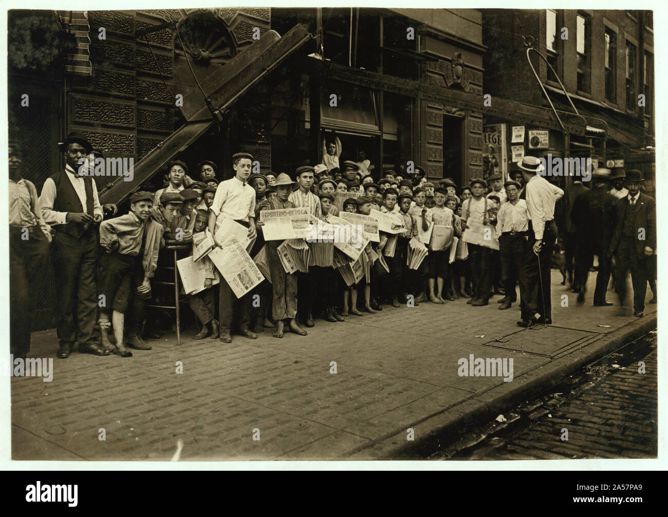 En attendant le signal. Newsboys, commencer avec base-ball extra. 5 h 15, Times Star Office. Résumé : des photographies sur les dossiers de la Commission nationale sur le travail des enfants (États-Unis) Banque D'Images