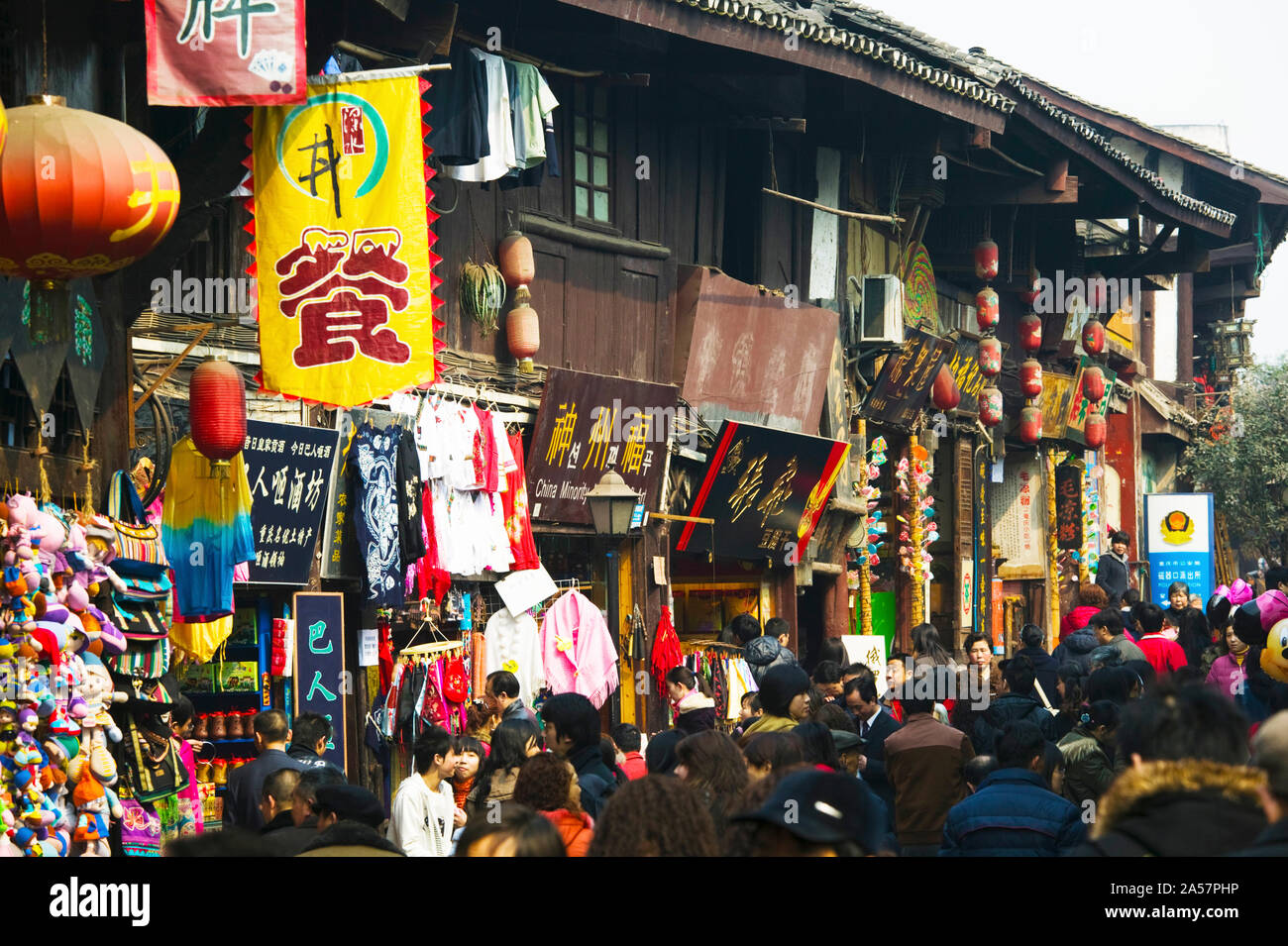 Ville ancienne de la rue du marché rempli de visiteurs, de Ciqikou, Chongqing, Chine Banque D'Images