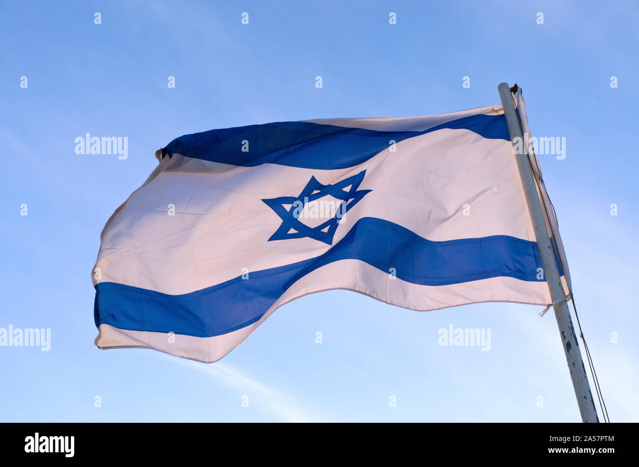 Low angle view of un drapeau israélien fluttering, Israël Banque D'Images