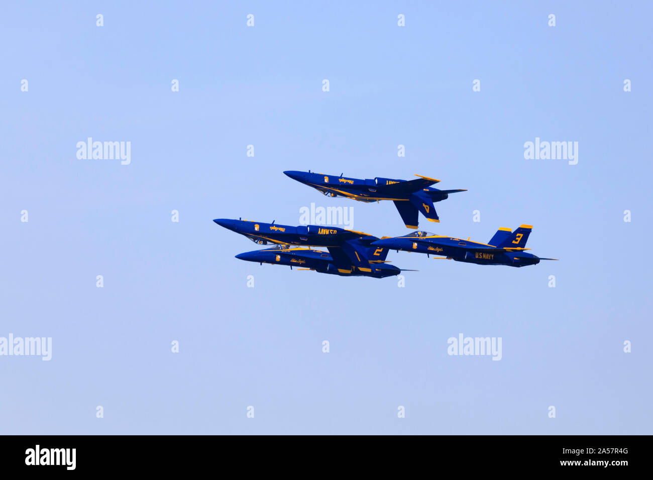 Les chasseurs Boeing McDonnell Douglas F/A-18 de l'escadron de démonstration de vol de l'United States Navy, les Blue Angels, se produisent au-dessus de la baie de San Francisco Banque D'Images