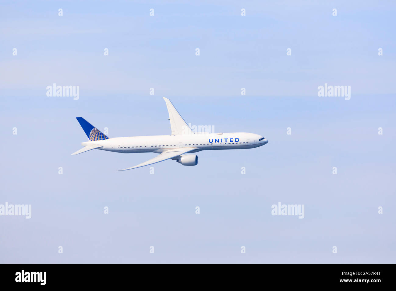 United Airlines Boeing 777-322, N2333U, effectue un spectacle de vol à la semaine de la flotte de San Francisco 2019. Banque D'Images