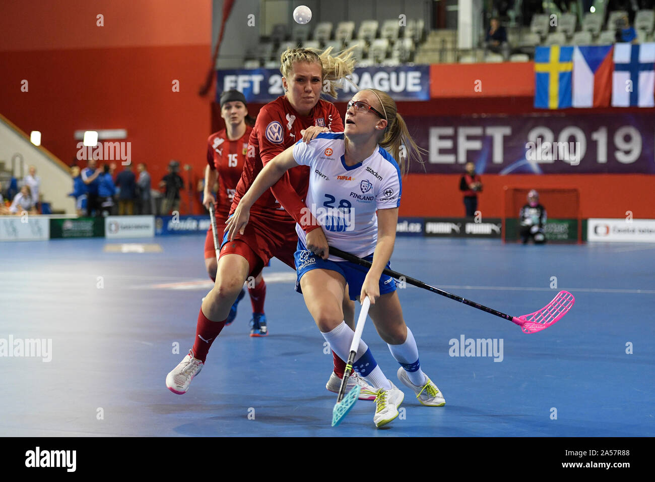 Prague, République tchèque. 18 Oct, 2019. Denisa Kotzurova de République tchèque, à gauche, et Veera Kauppi de Finlande en action au cours de l'Euro Tour femmes Floorball match République tchèque contre la Finlande à Prague, République tchèque, le 18 octobre, 2019. Credit : Ondrej Deml/CTK Photo/Alamy Live News Banque D'Images