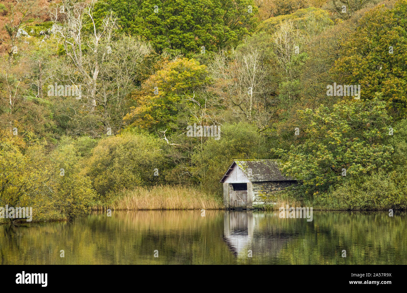 Les bateaux sur le bord de l'eau dans le Rothay Rydal vallée entre Ambleside et Grasmere dans le Parc National de Lake District Cumbria Banque D'Images