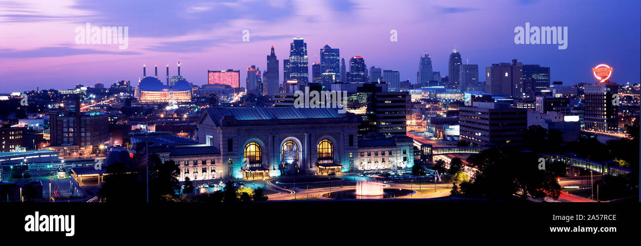 La gare Union au coucher du soleil avec l'horizon de la ville en arrière-plan, Kansas City, Missouri, États-Unis Banque D'Images